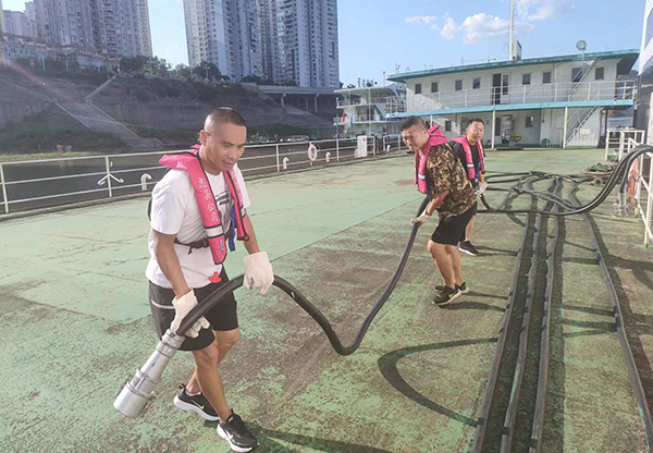 忠縣分公司游輪岸電搭接、船舶生活污水排岸創(chuàng)歷史新高2.jpg